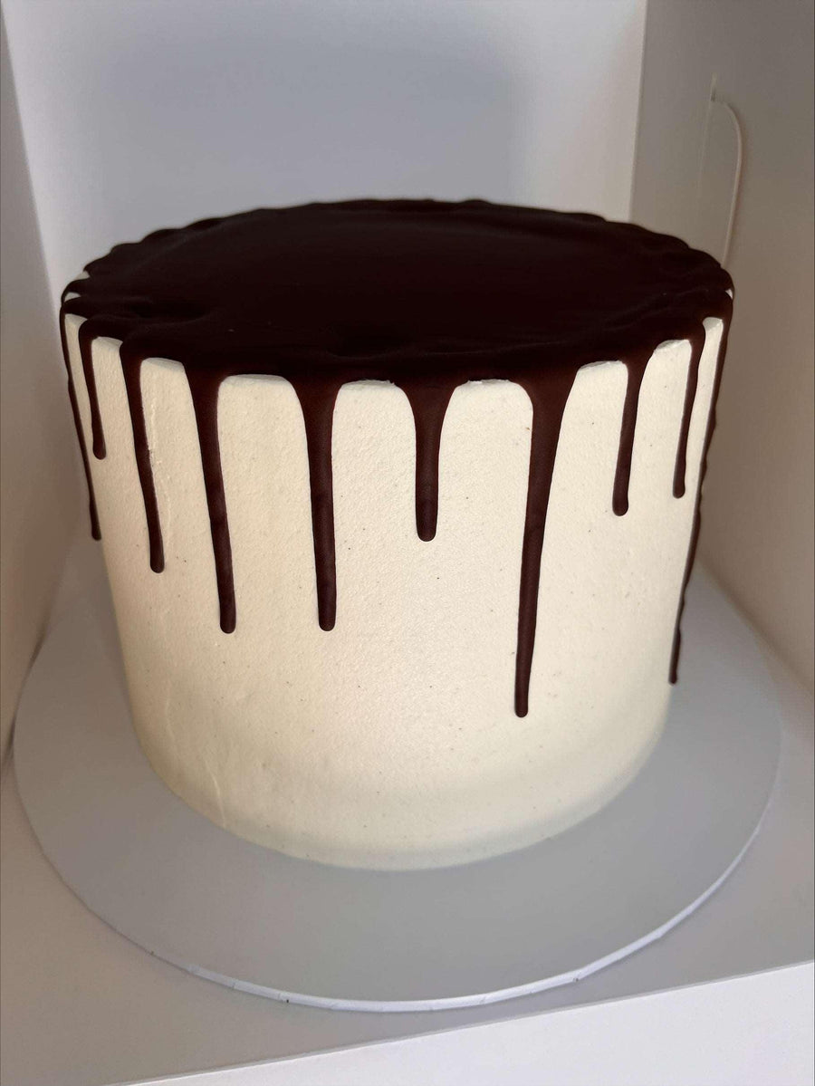 Decorate your own cake with drip