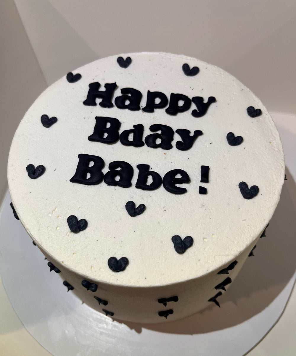 Round cake with message and mini hearts