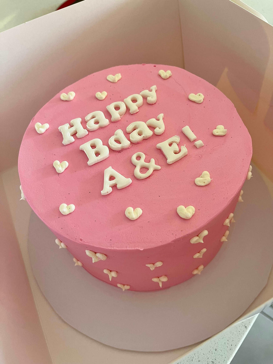 Round cake with message and mini hearts