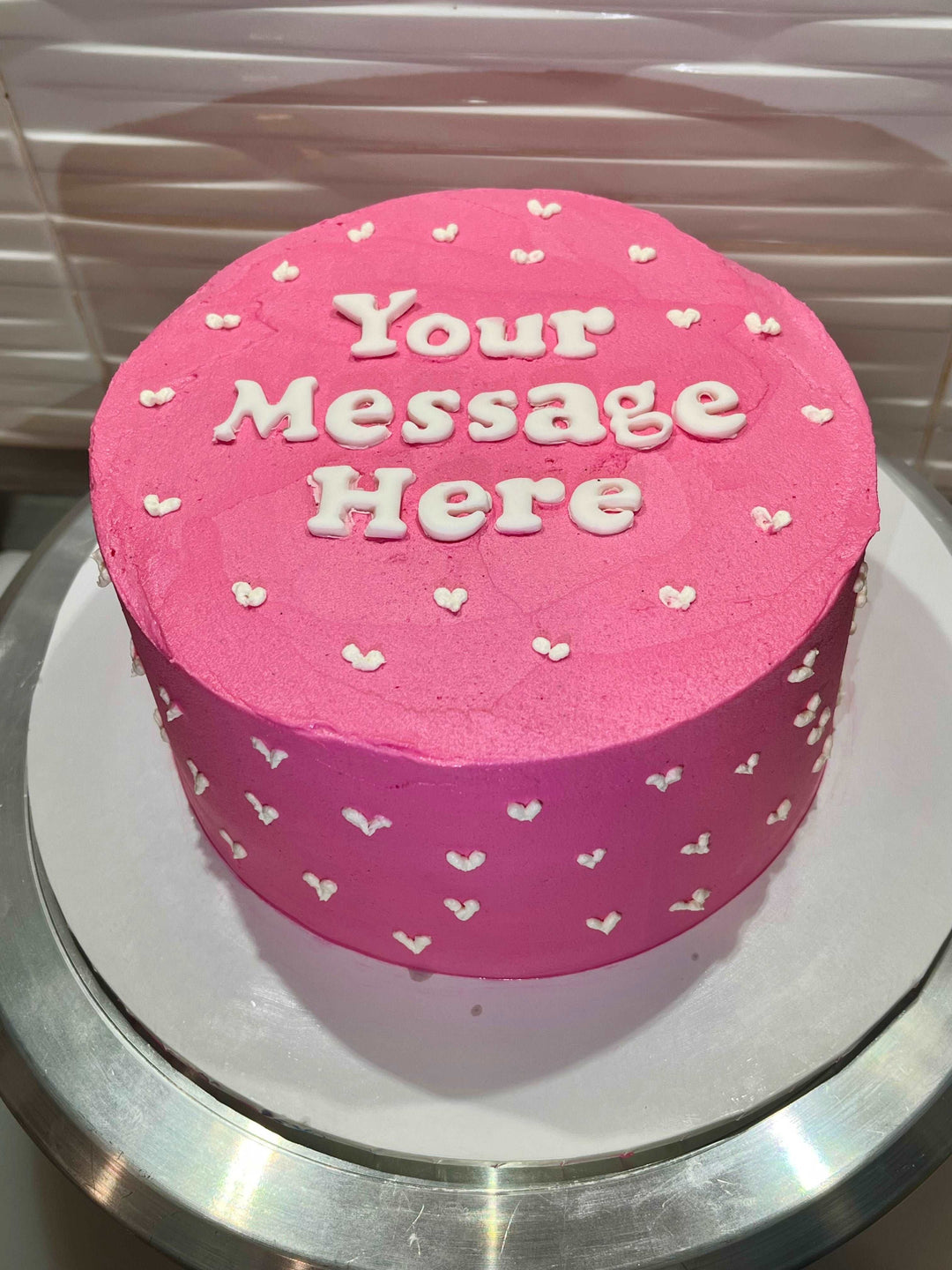 Round cake with message and mini hearts